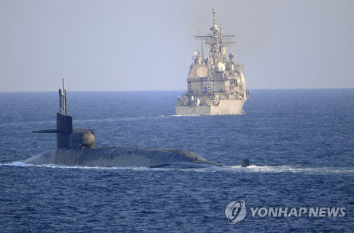 미 해군의 핵잠수함 USS 조지아호와 순양함 USS 포트로열이 지난 12월21일 호르무즈 해협에서 작전하는 모습(연합뉴스).